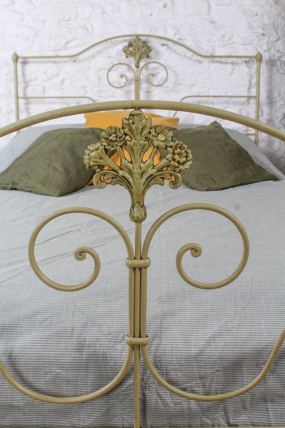 Lovely Portuguese forged iron double bed in fashionable green View VIII
