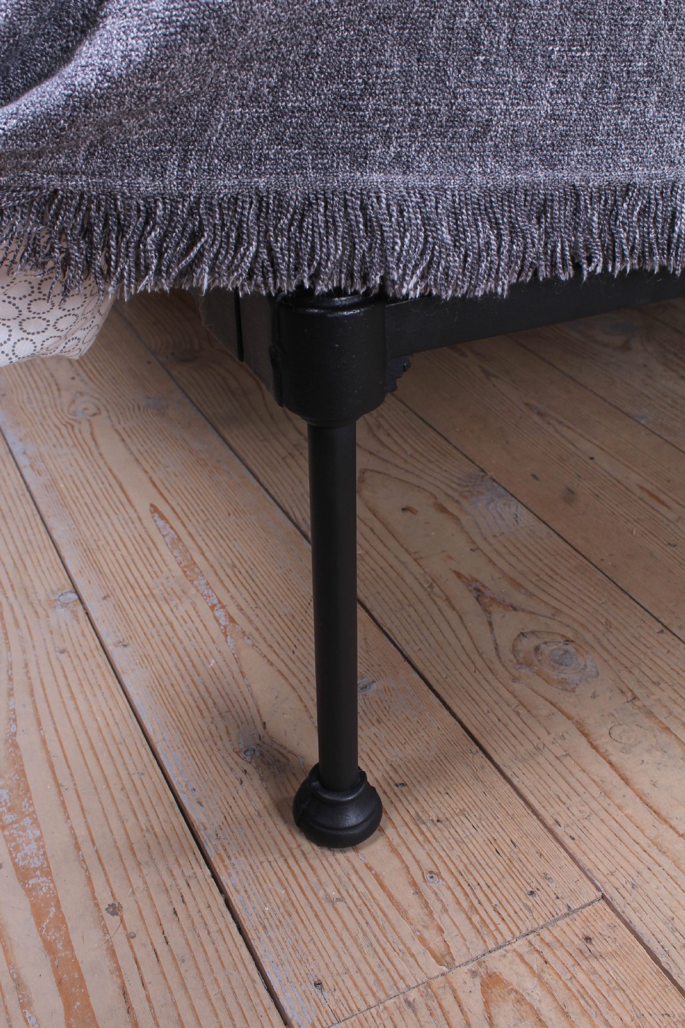 Lovely hand finished pair of iron and brass single beds View III