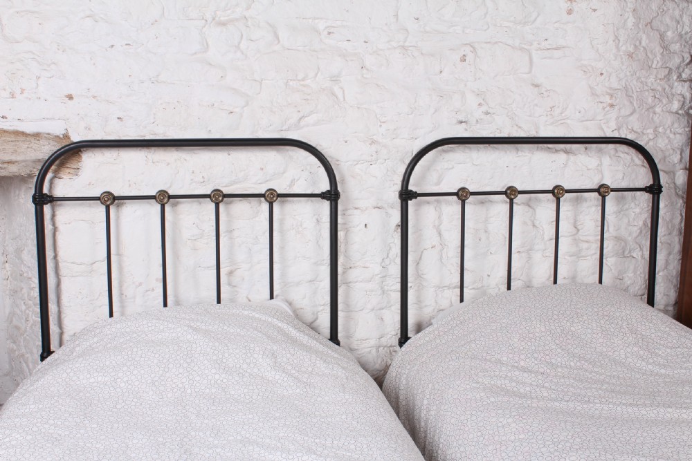 Lovely hand finished pair of iron and brass single beds View IV