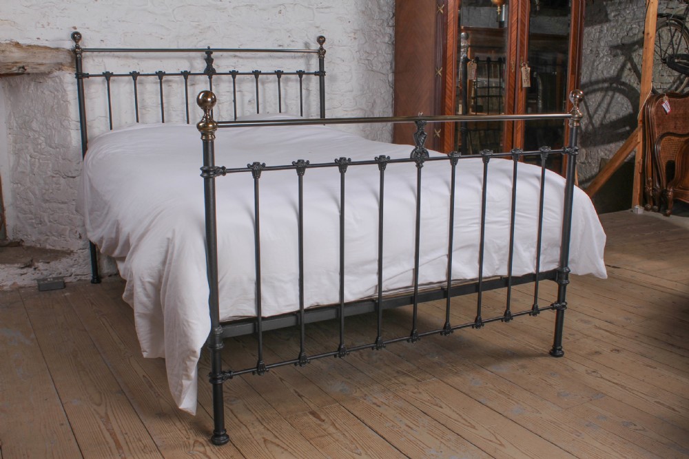 Traditional classic Victorian english 5ft king size brass and iron bed 