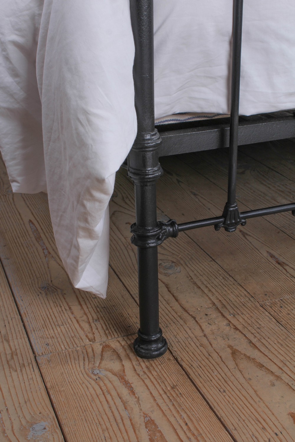 Traditional classic Victorian english 5ft king size brass and iron bed  View IV