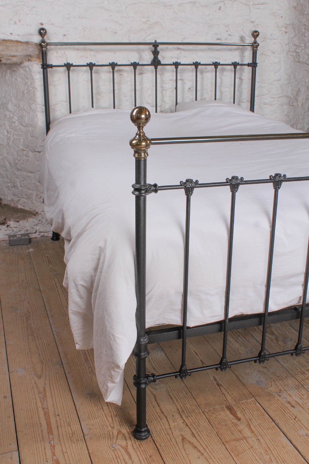 Traditional classic Victorian english 5ft king size brass and iron bed  View VII