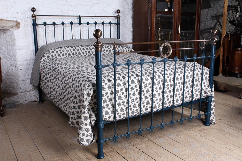 Unique classic Victorian 5'king size iron and brass bed