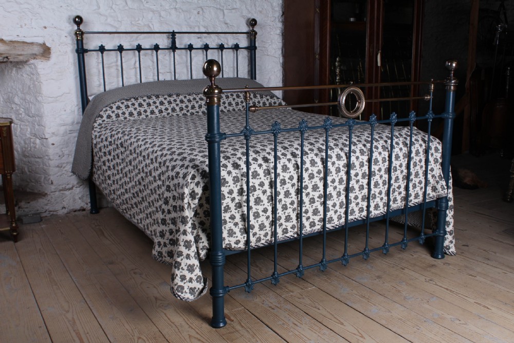Unique classic Victorian 5'king size iron and brass bed View II