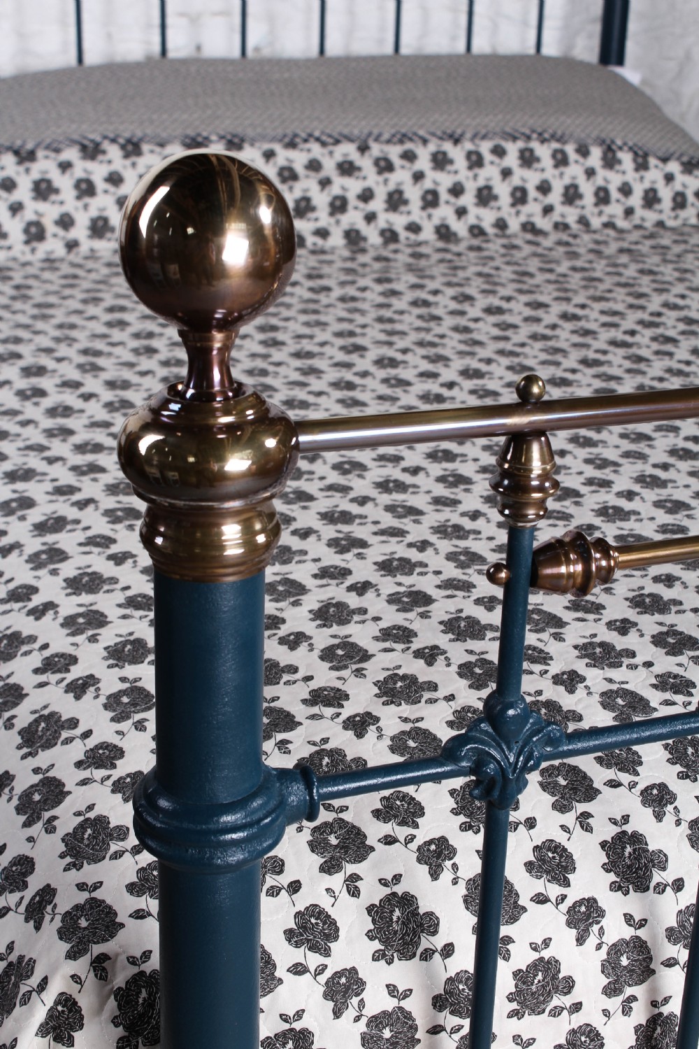 Unique classic Victorian 5'king size iron and brass bed View IV