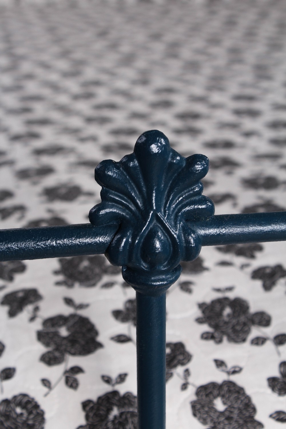 Unique classic Victorian 5'king size iron and brass bed View VII