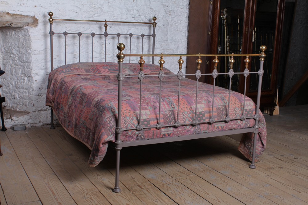 Delightful Classic Straight Rail with Unique Spindle Detail 