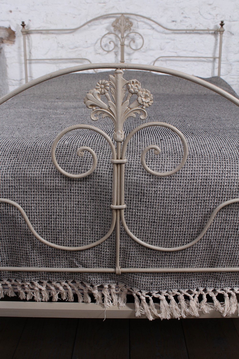 Lovely 5' king size forged iron bed View II