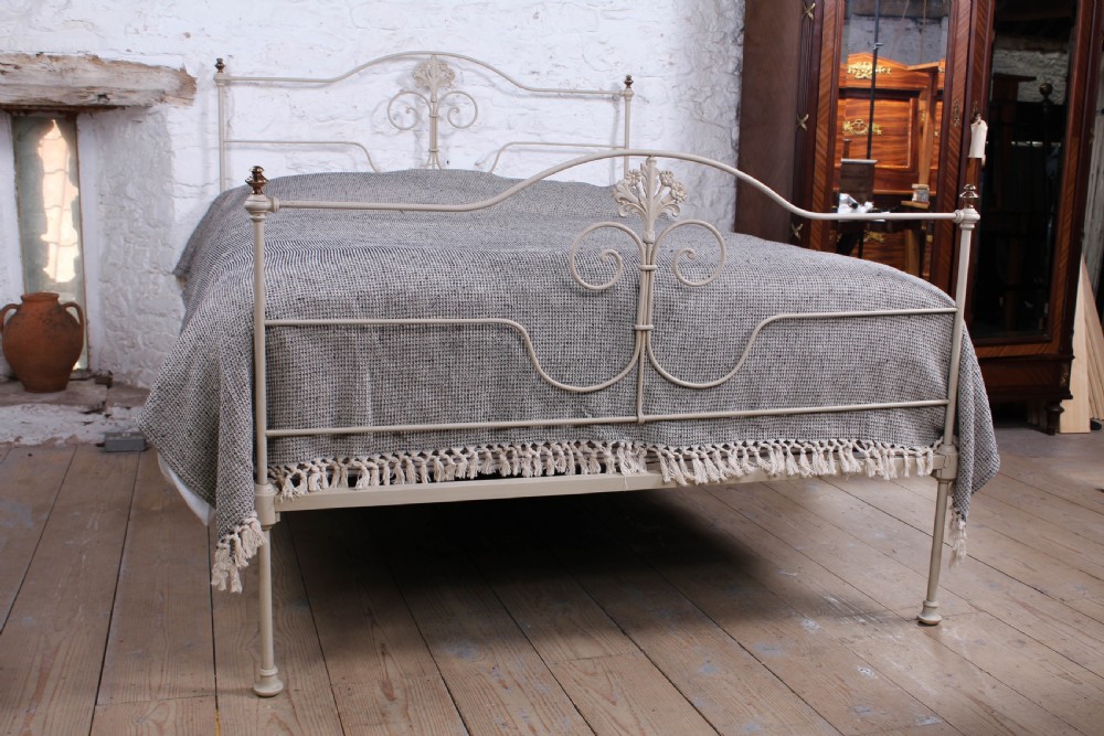 Lovely 5' king size forged iron bed View IV