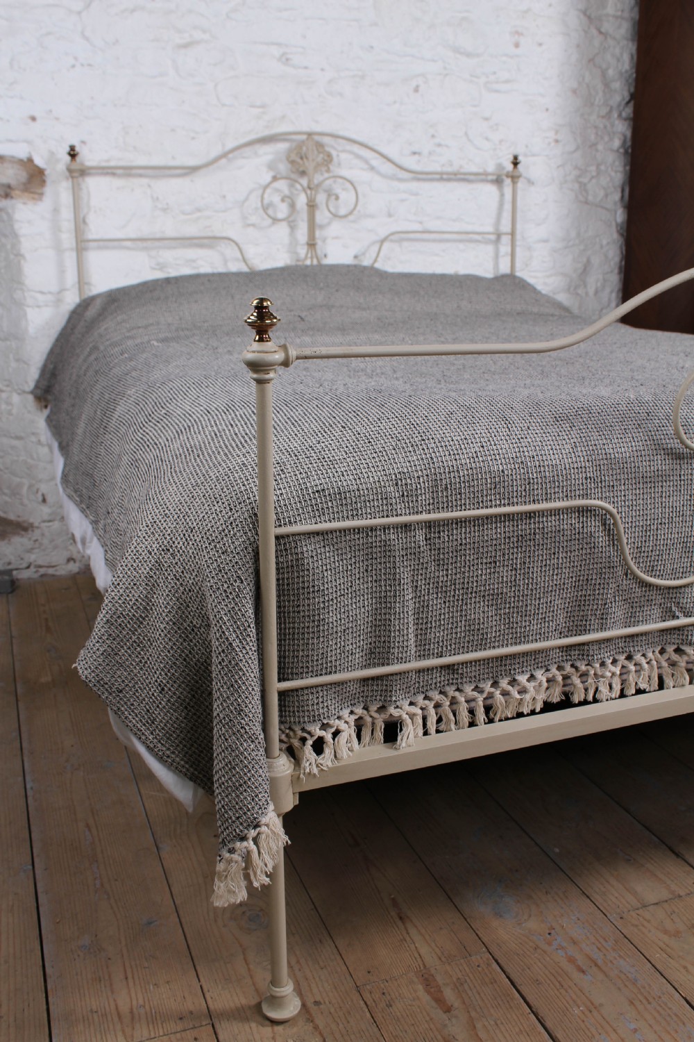 Lovely 5' king size forged iron bed View VI