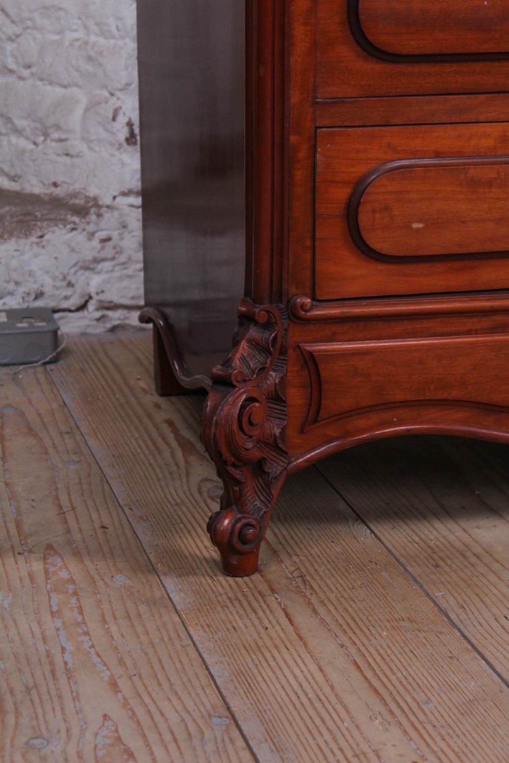 Louis XV style 5 Drawer Chest of Drawers with mirror and marble top. View VII