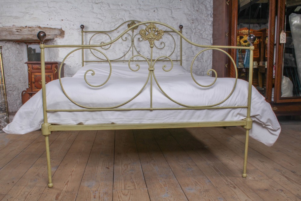 Forged iron double bed in fashionable aged green View V