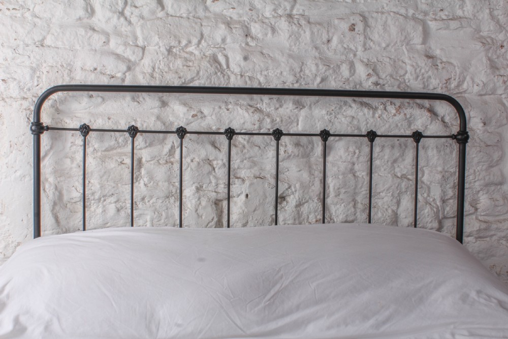 Pleasingly simple all iron no end double bed View II