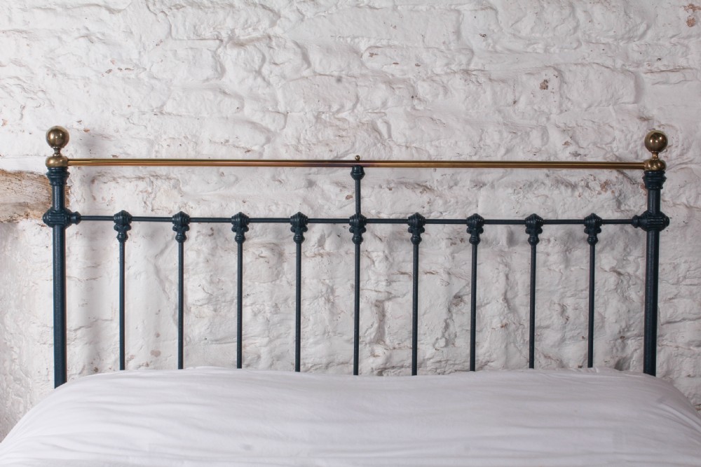 Distinguished classic Victorian king size brass and iron bed View IV