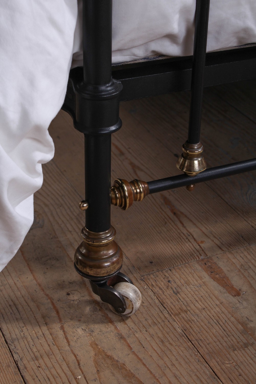 Individual Classic Victorian 5Ft brass and iron king size bed View IV