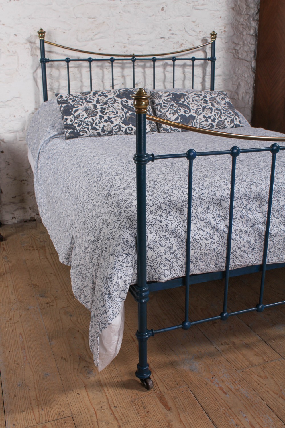 Classic Edwardian dip rail brass and iron double bed View IV