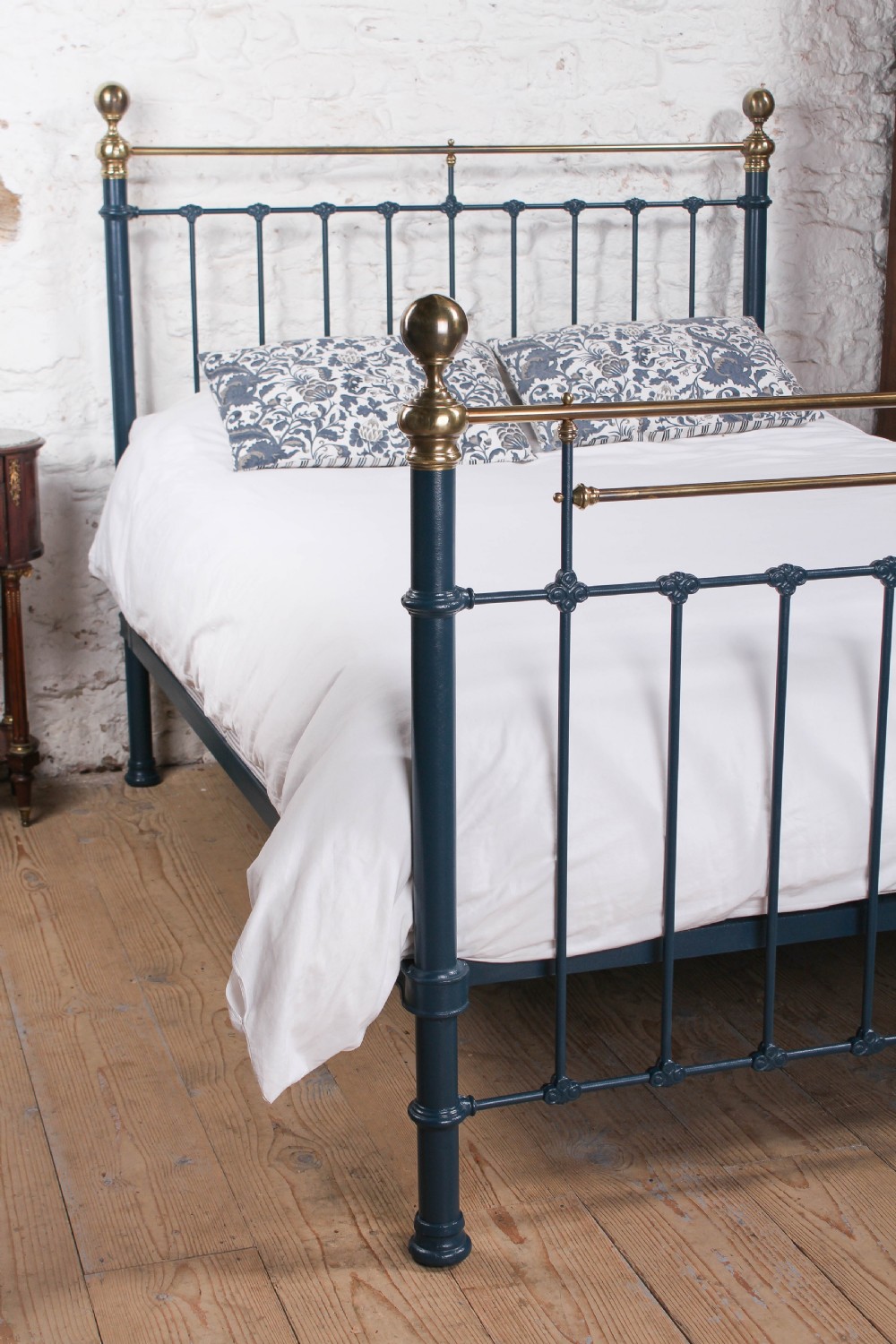 Unique classic Victorian king size brass and iron bed View VII