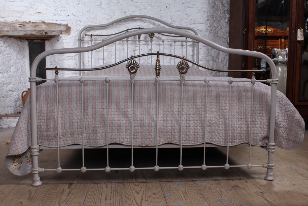 Pretty king size French iron and brass bed View IV