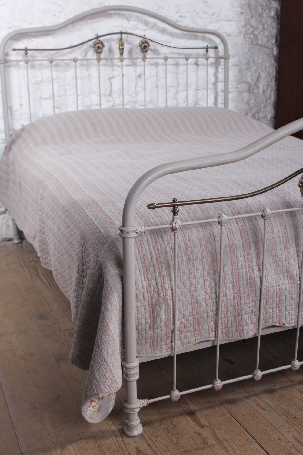 Pretty king size French iron and brass bed View VI