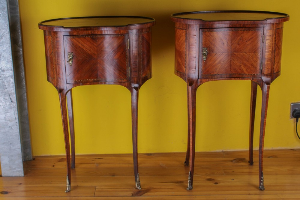 Very nice pair of walnut kidney shape bedsides with secret 