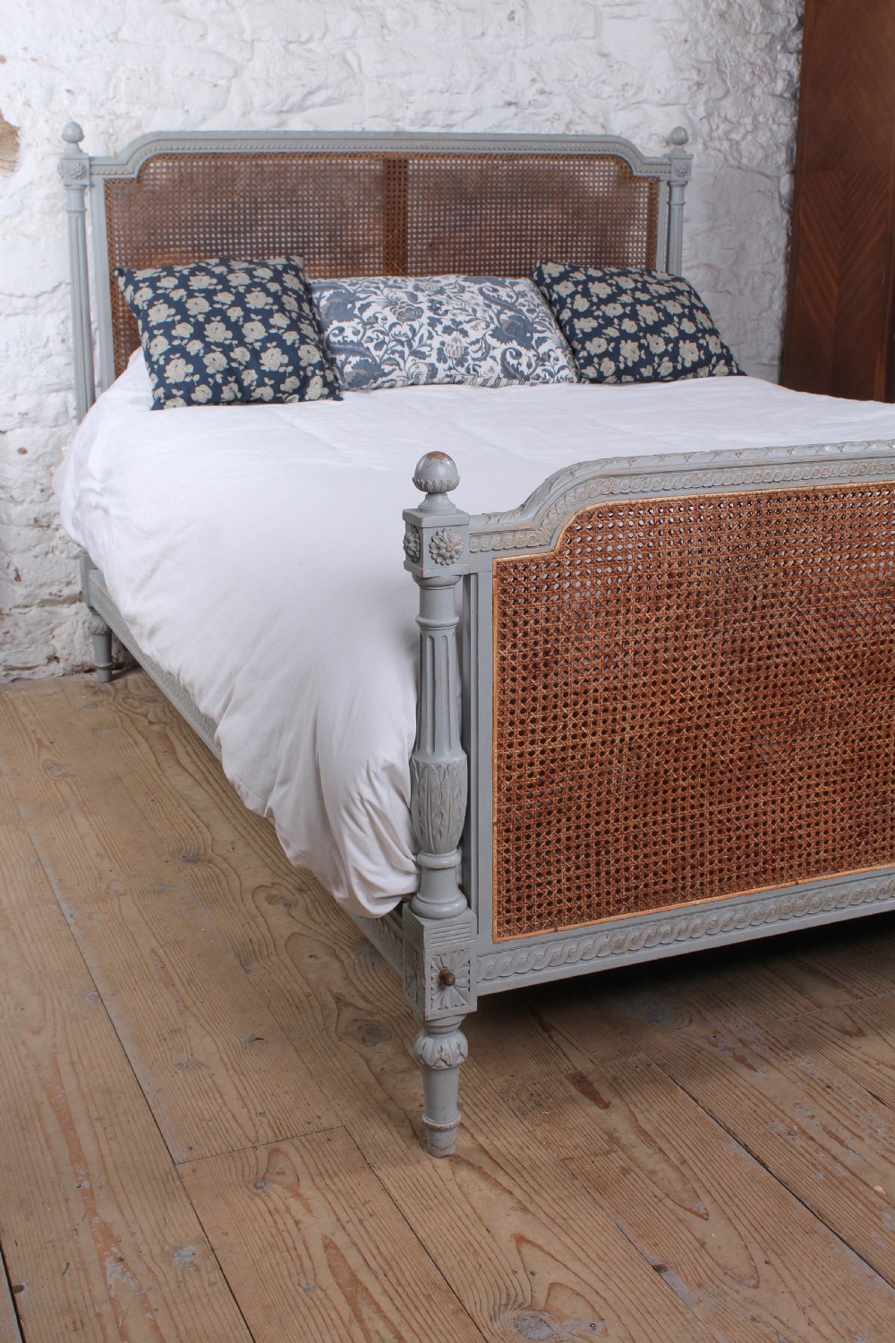 Attractive carved caned king size bed  View VIII