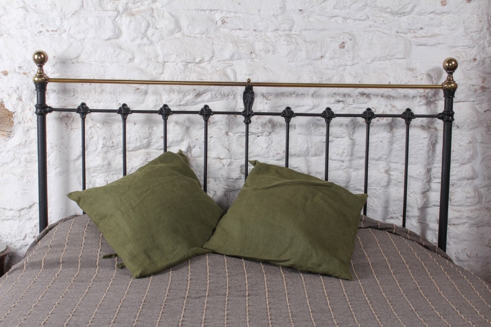 Classic Victorian no end black king size bed View II