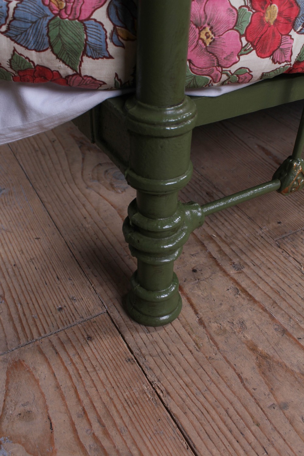 Pretty green iron and brass French king size bed View IV