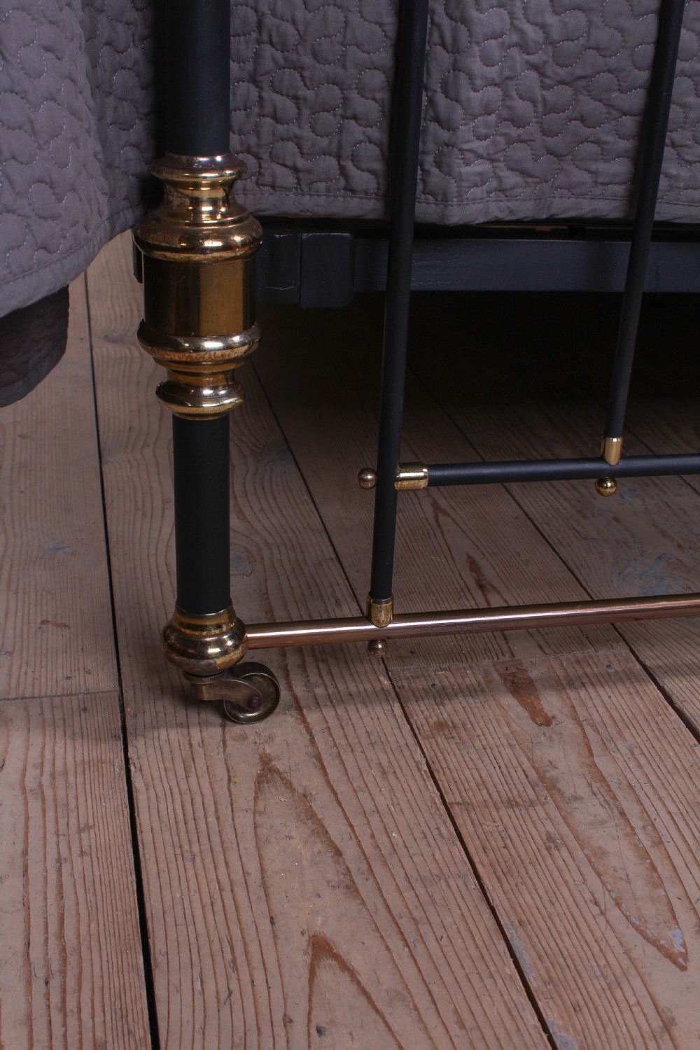 Elegant Winfield super king size brass and iron bed  View VII