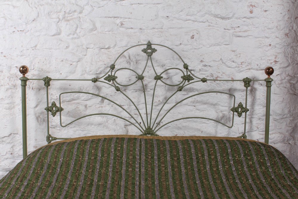 Strikingly attractive Victorian King-size No-end Bed View II