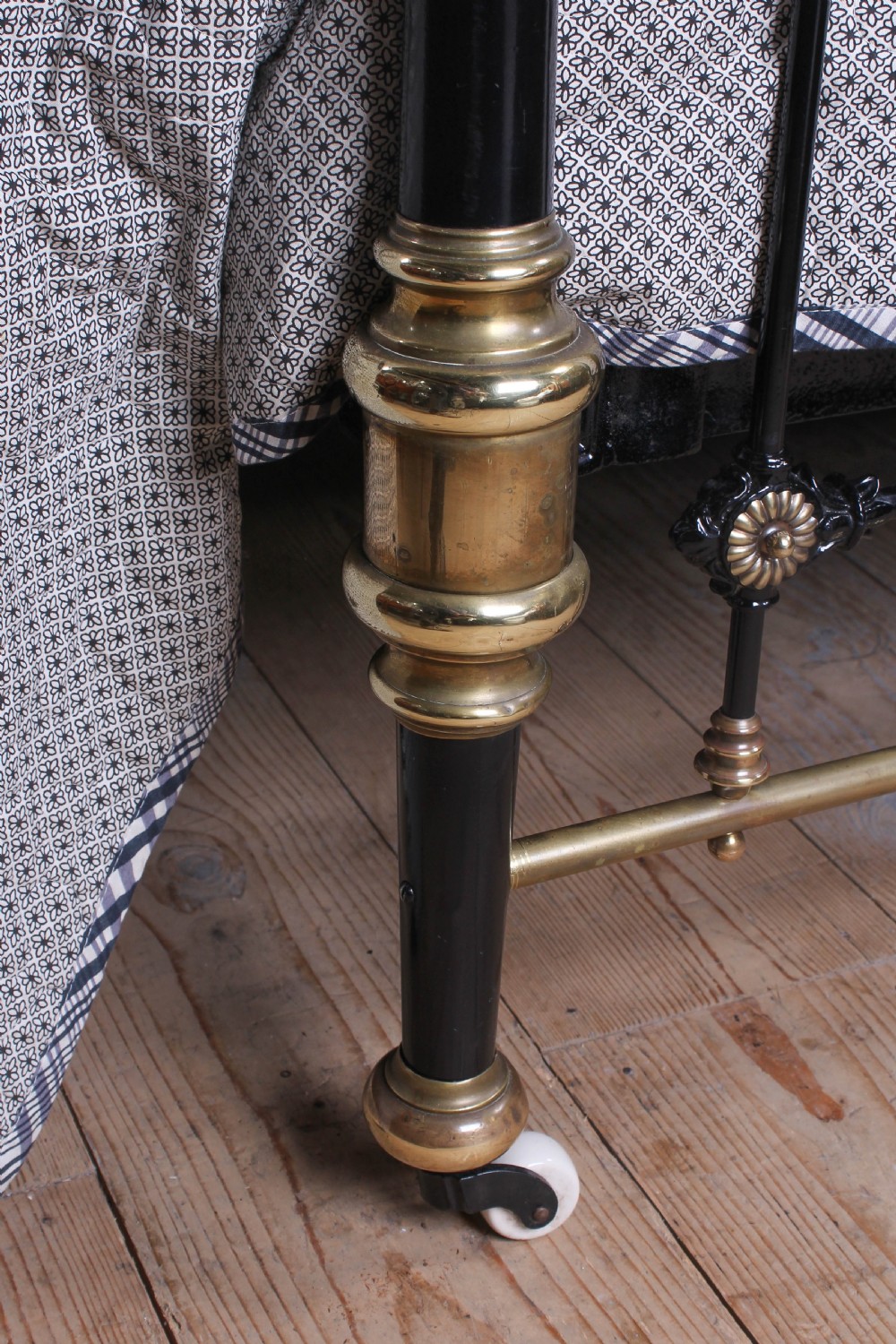 Graceful individual Victorian black and brass king size bed View IV