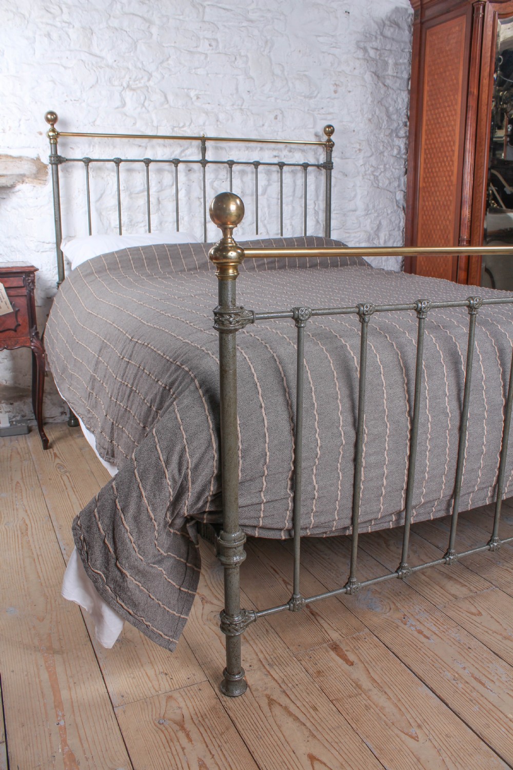 Timelessly elegant classic Victorian king size bed View VII