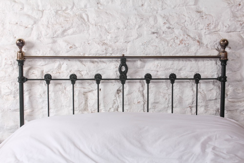 Pretty queen size Victorian brass and iron bed View IV