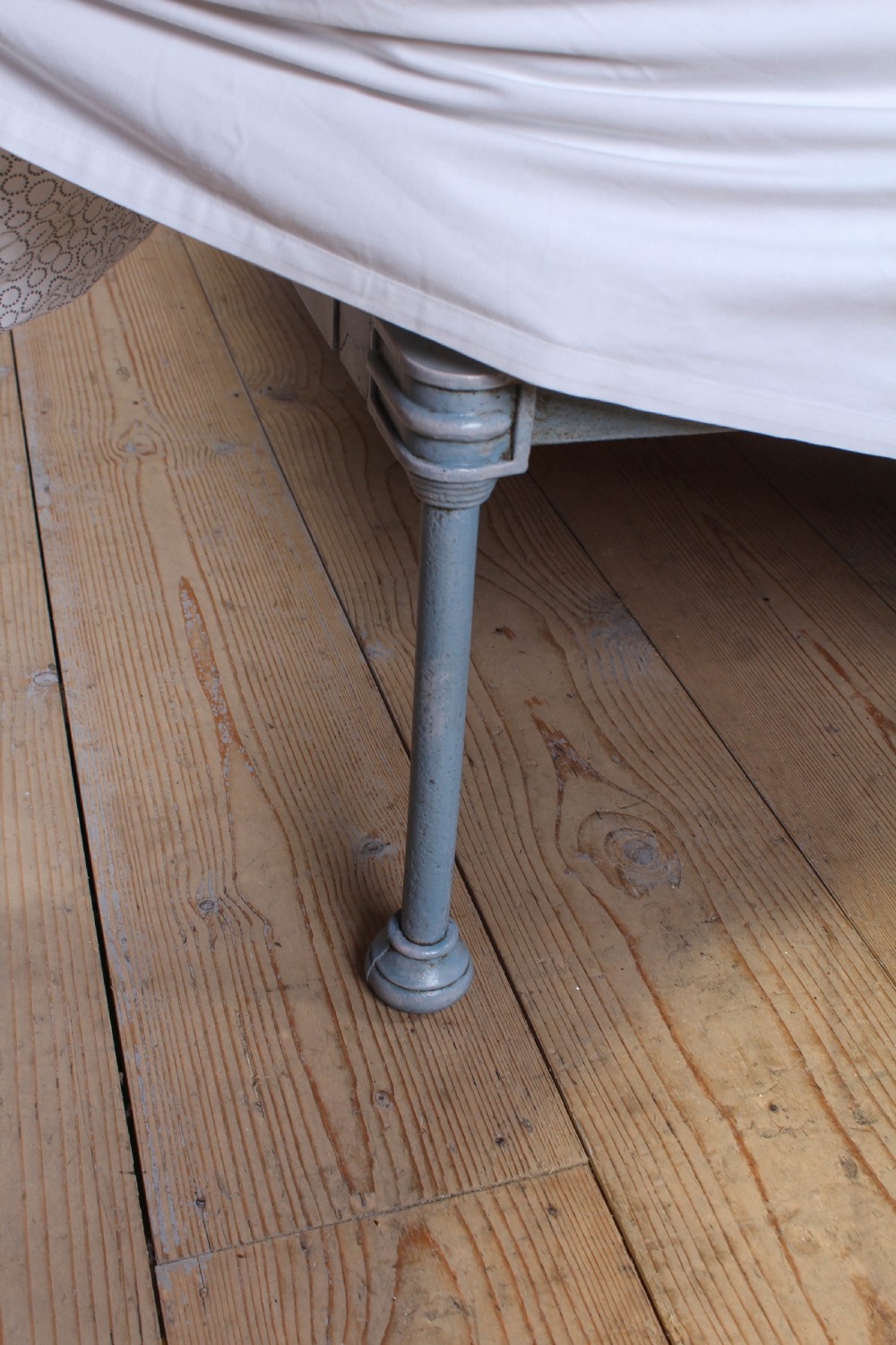 Attractive pair of decorative Victorian iron no end single beds View IV