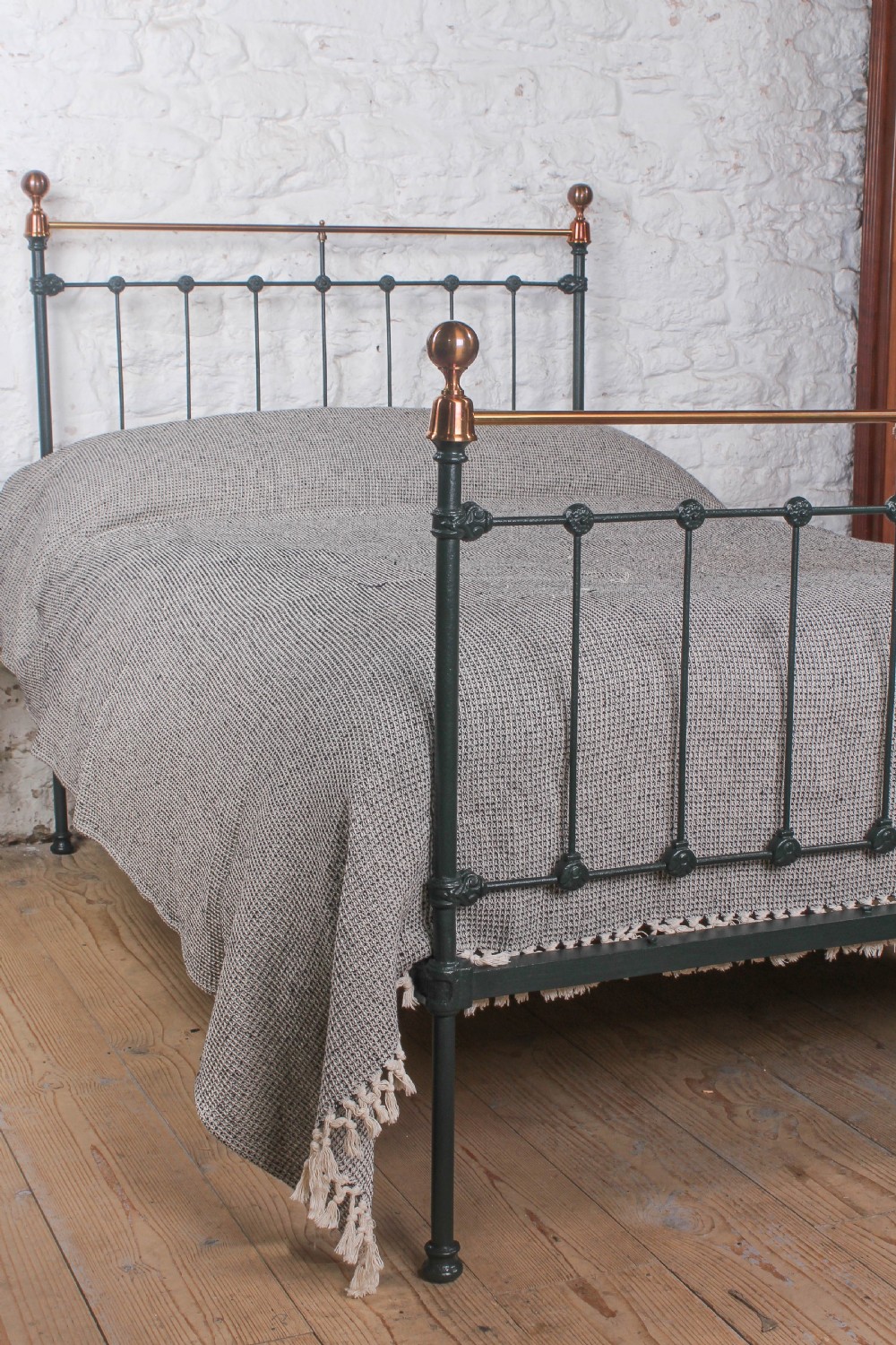 Pretty queen size green and brass Victorian bed  View VII