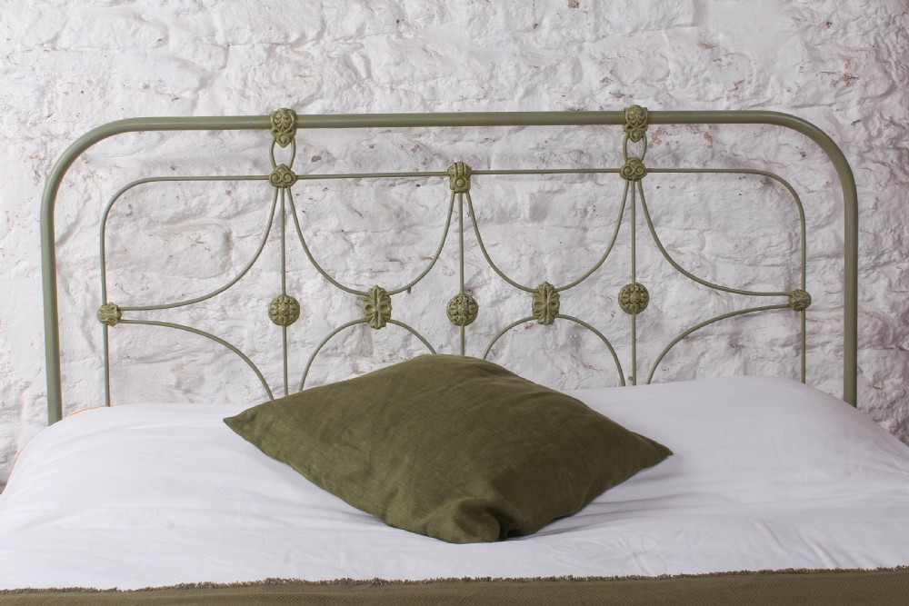 Striking all iron Victorian king size no end bed View VI