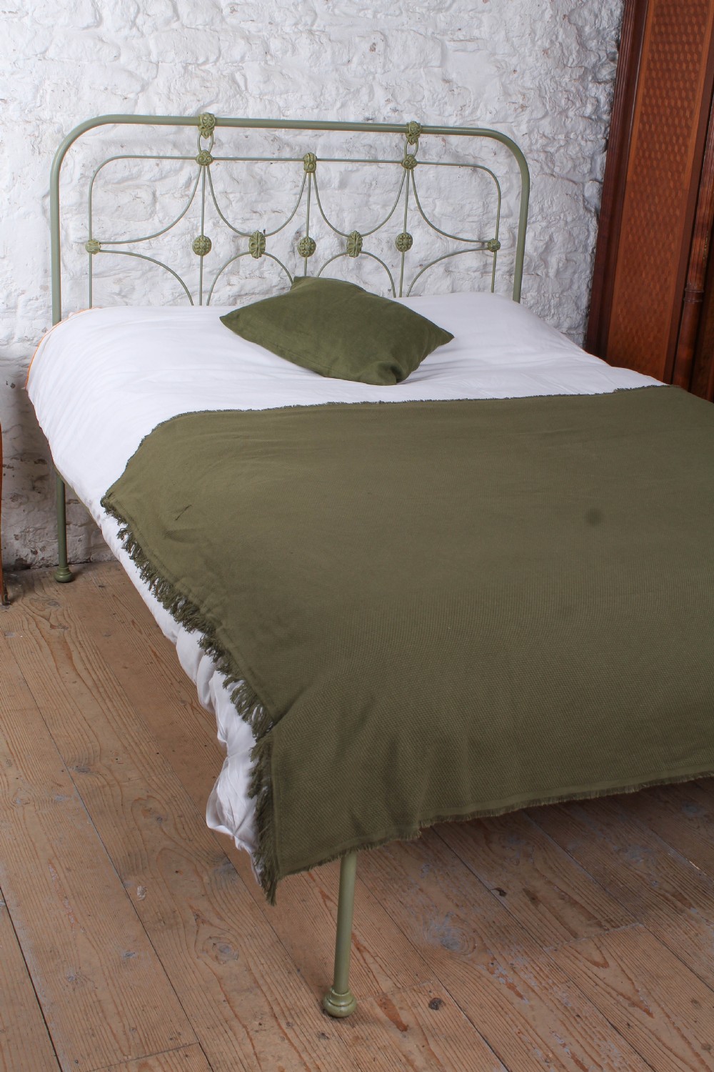 Striking all iron Victorian king size no end bed View VII