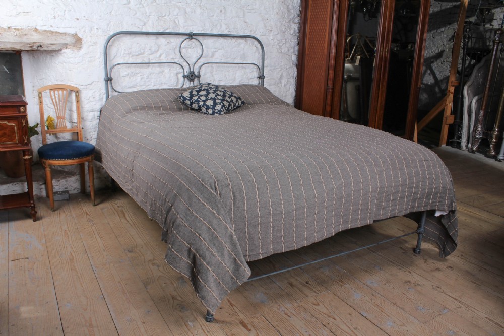 Very nice aged paint kingsize Irish no end bed 
