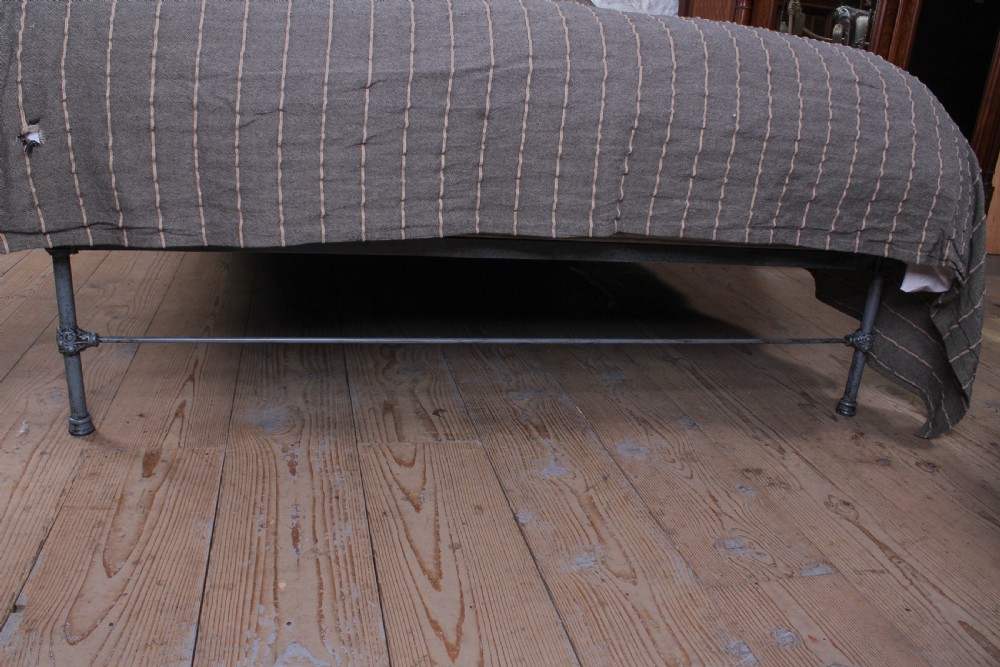 Very nice aged paint kingsize Irish no end bed  View VI