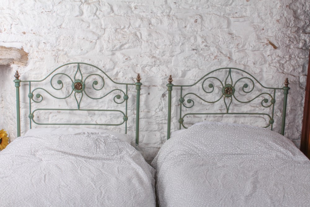 Very rare pretty single pair of beds by Scholbred View III