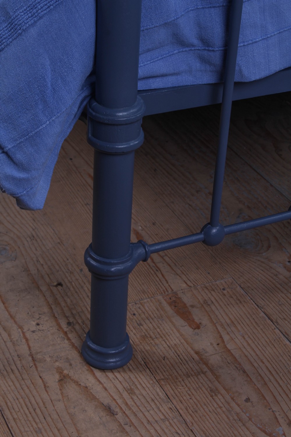 Attractive Edwardian King-Size Dip Rail Bed in Custom Paint Colour View IV