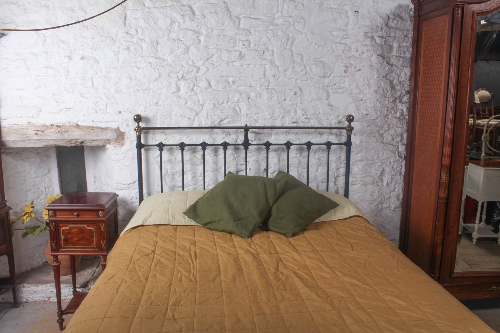 Traditional classic Victorian English 5Ft king size brass and iron bed View III