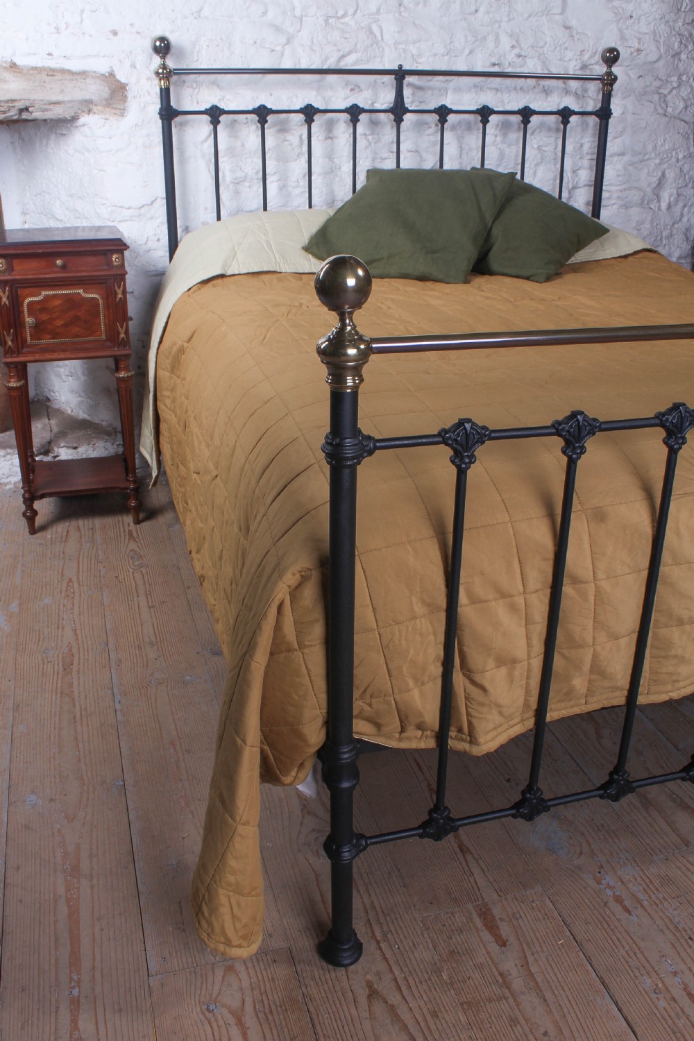 Traditional classic Victorian English 5Ft king size brass and iron bed View IV