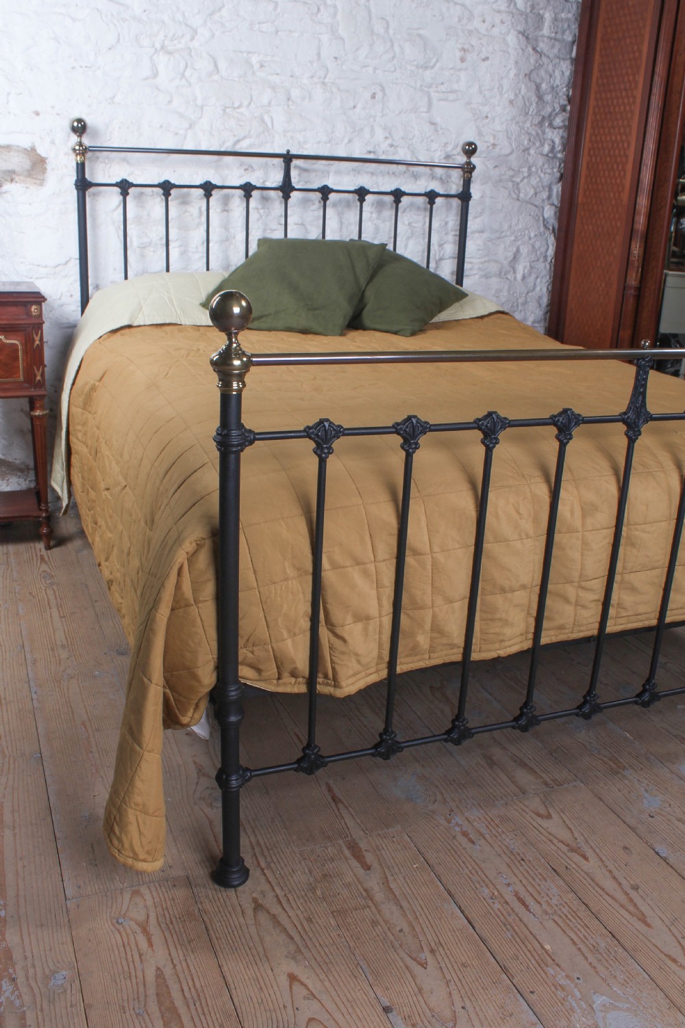 Traditional classic Victorian English 5Ft king size brass and iron bed View VI
