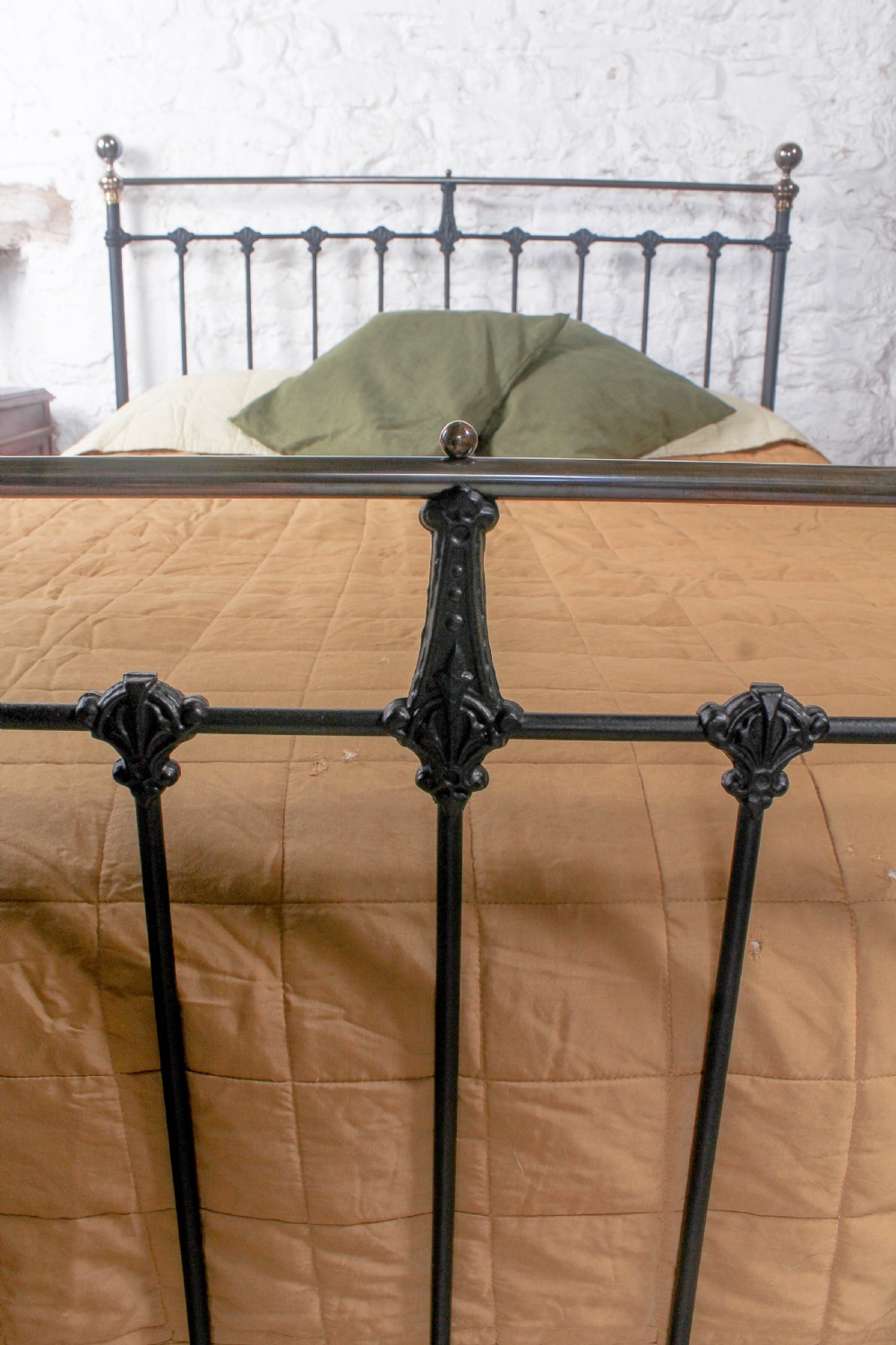 Traditional classic Victorian English 5Ft king size brass and iron bed View VII