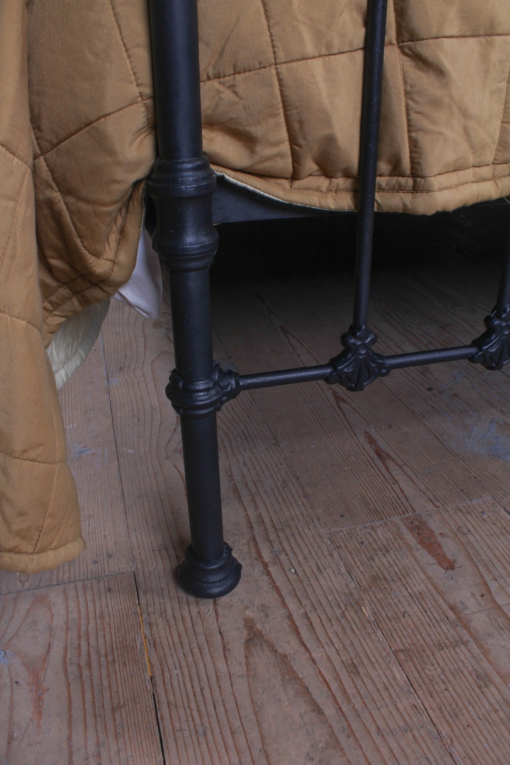 Traditional classic Victorian English 5Ft king size brass and iron bed View VIII