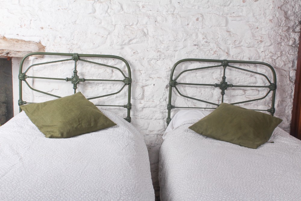 Lovely pair of idividual iron no end single green beds (can be joined)  View III