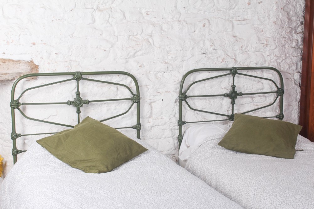 Lovely pair of idividual iron no end single green beds (can be joined)  View IV