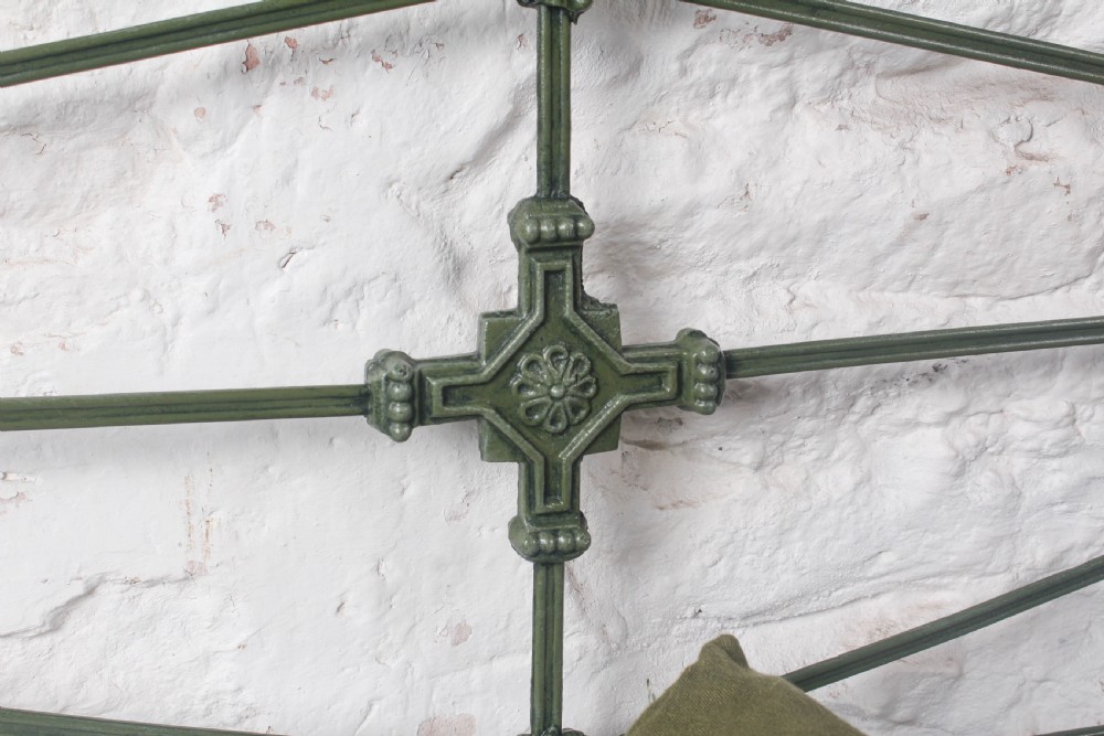 Lovely pair of idividual iron no end single green beds (can be joined)  View V