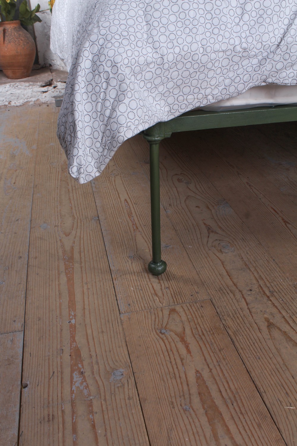 Lovely pair of idividual iron no end single green beds (can be joined)  View VII