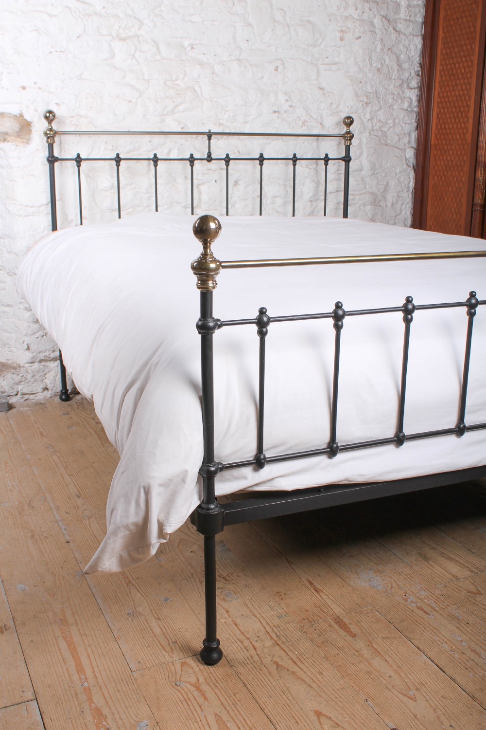 Simply lovely lower height classic Victorian black and brass king size bed View IV